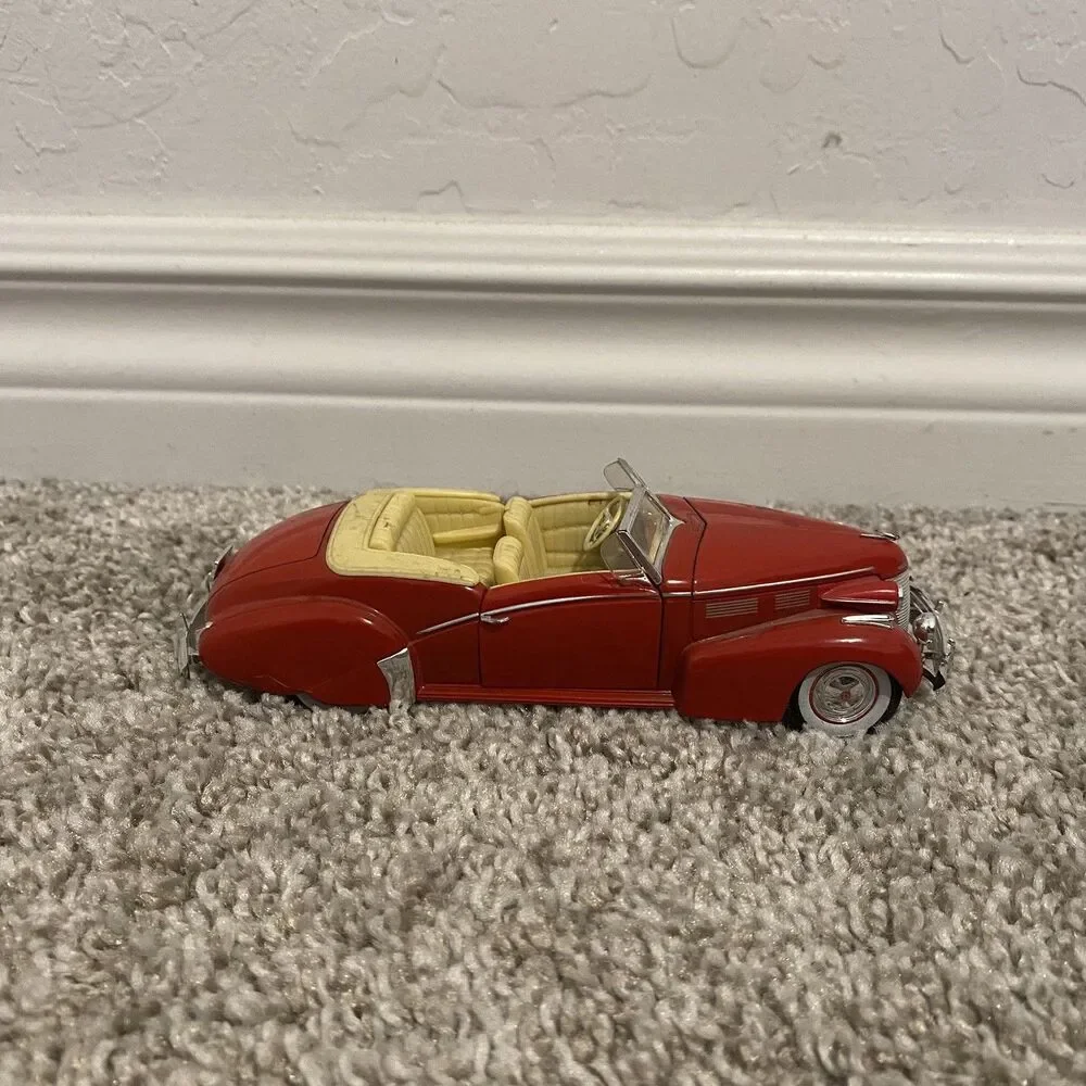 Signature 1940 Cadillac Sedan Series 62 1:32 Scale Diecast Red Model Car
